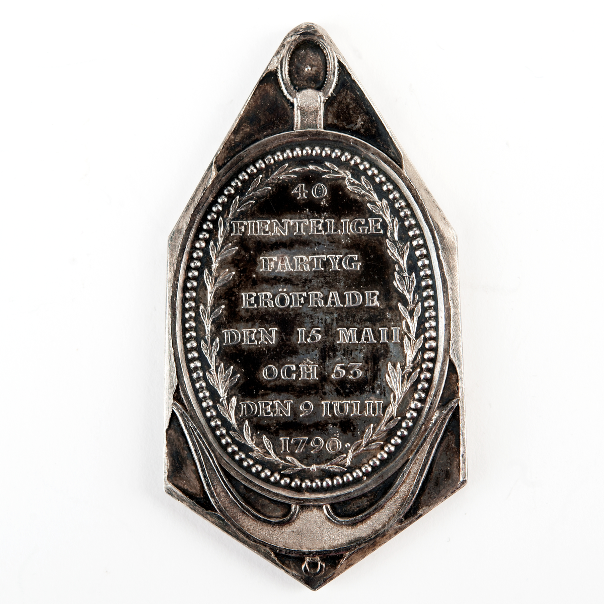 Åtsidan: Medaljong vilande på ett ankare, med Fredsgudinnan på en galär.
Frånsidan: Lagerkrans inom en  pärlkrans.