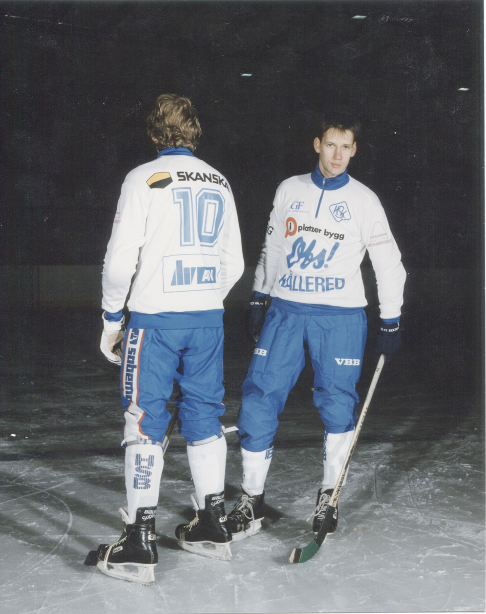 Bröderna Jan och Ove Adolfsson (Björkelunda) visar upp KSKs nya bandydräkt, mitten av 1990-talet.