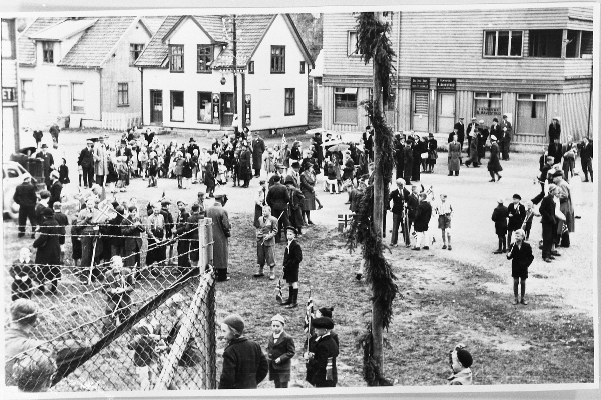 Skoleklasser fra Raufoss og distriktet rundt samles på Raufoss 17. mai 1945.