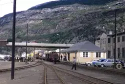 Sulitjelmabanens diesellokomotiv SAULO med blandet tog på Lo