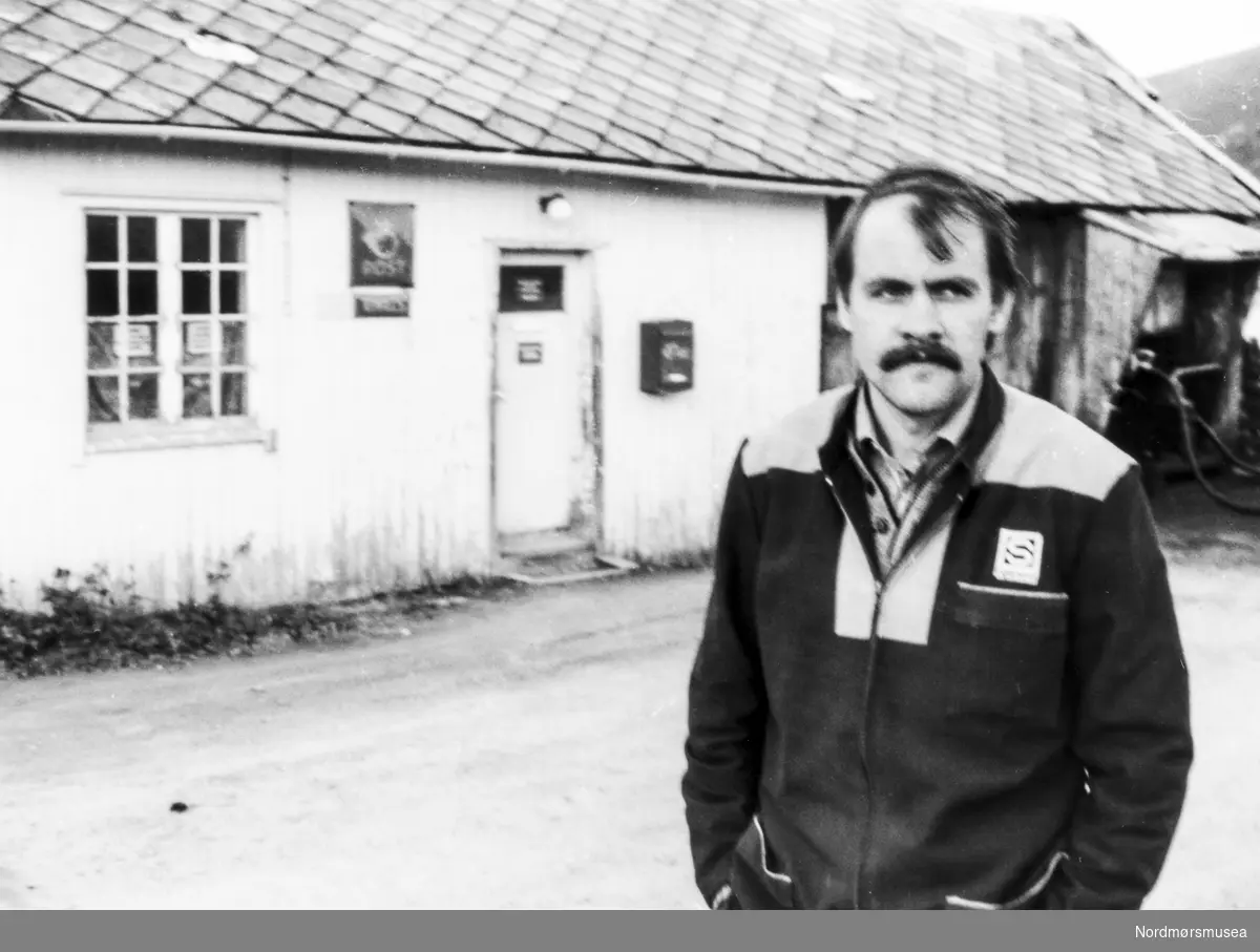 Coop, post, bensin - hvor? Nordvika på Smøla?
Bildet er fra avisa Tidens Krav sitt arkiv i tidsrommet 1970-1994.