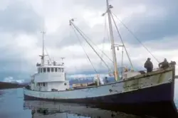 Brønnbåten Straumholm på vannet, mannskap ombord