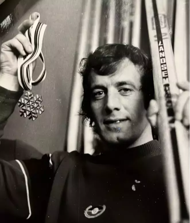 Magne Myrmo med gullmedaljen fra 15 km i VM Falun 1974 og vinnerskia fra Landsem skifabrikk.