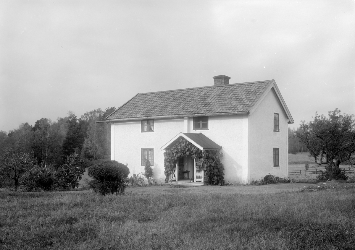 Manbyggnaden till utgården Ringsnäs i oktober månad 1921. Vid tiden för bilden arrenderades gården av Gustaf Fredrik Jonsson.