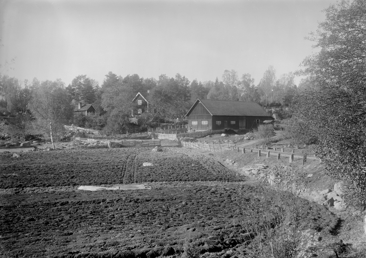 Torpet Sjöberga under Bjärka Säby. Foto från oktober månad 1921. Vid tiden för bilden brukades torpet av makarna Karl August Petersson och Anna Karolina Andersson.