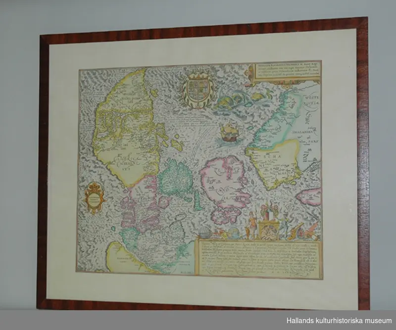 Karta, tavla. Kopia, nytryck. a) Karta över Danmark från 1585. Rektangulär. Akvarellerad. Glasad.Dagermått: bredd: 58,8 cm, höjd: 49,2 cm. b) Ram av trä. Bredd: 2 cm.