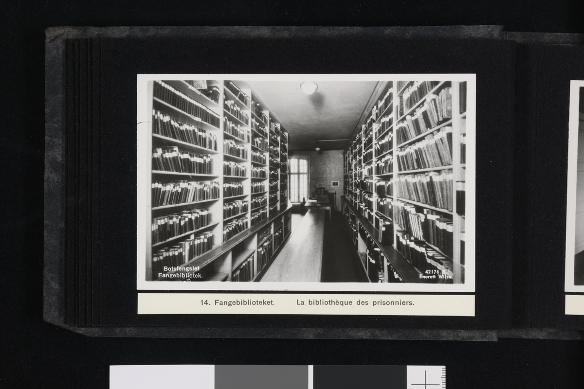 Interiør i fangebiblioteket. Fotografier fra Botsfengselet i Oslo