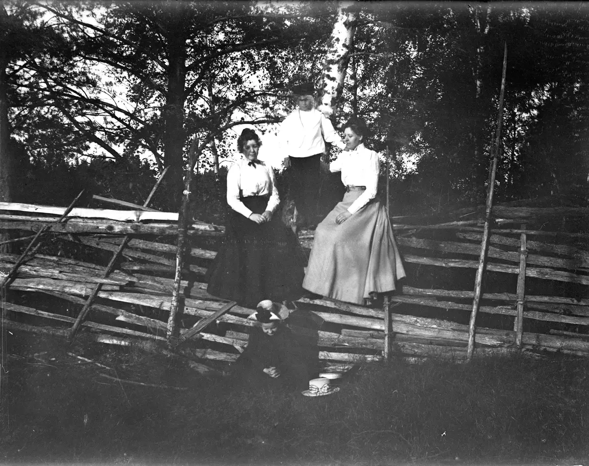 "Fröknarna Cassel och Nelly samt Carl. Den 24 juni 1900."
Fotograferat av Axel Pehrson, Sätra äng.