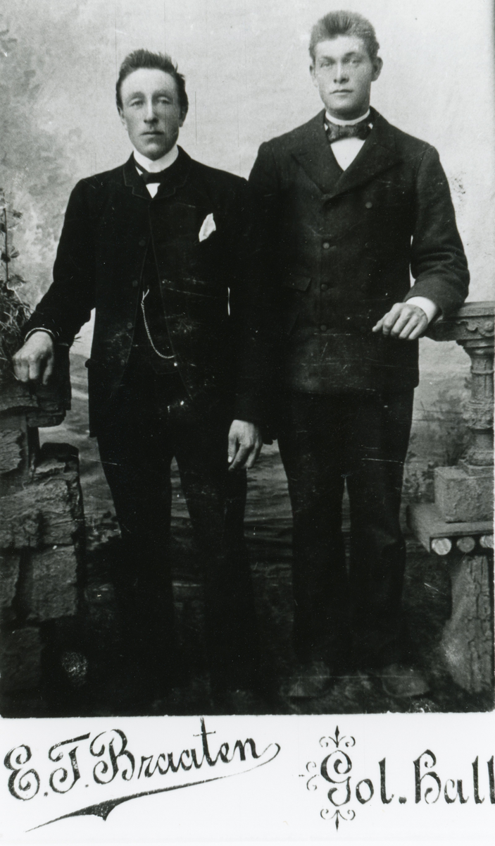 Portrett av 2 menn med jakke,bukse og sløyfe.