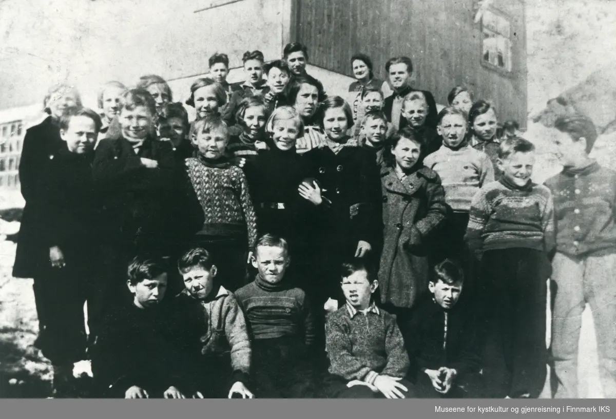 Kamøyvær. Elever og lærer utenfor Kamøyvær skole. Antatt 1941.