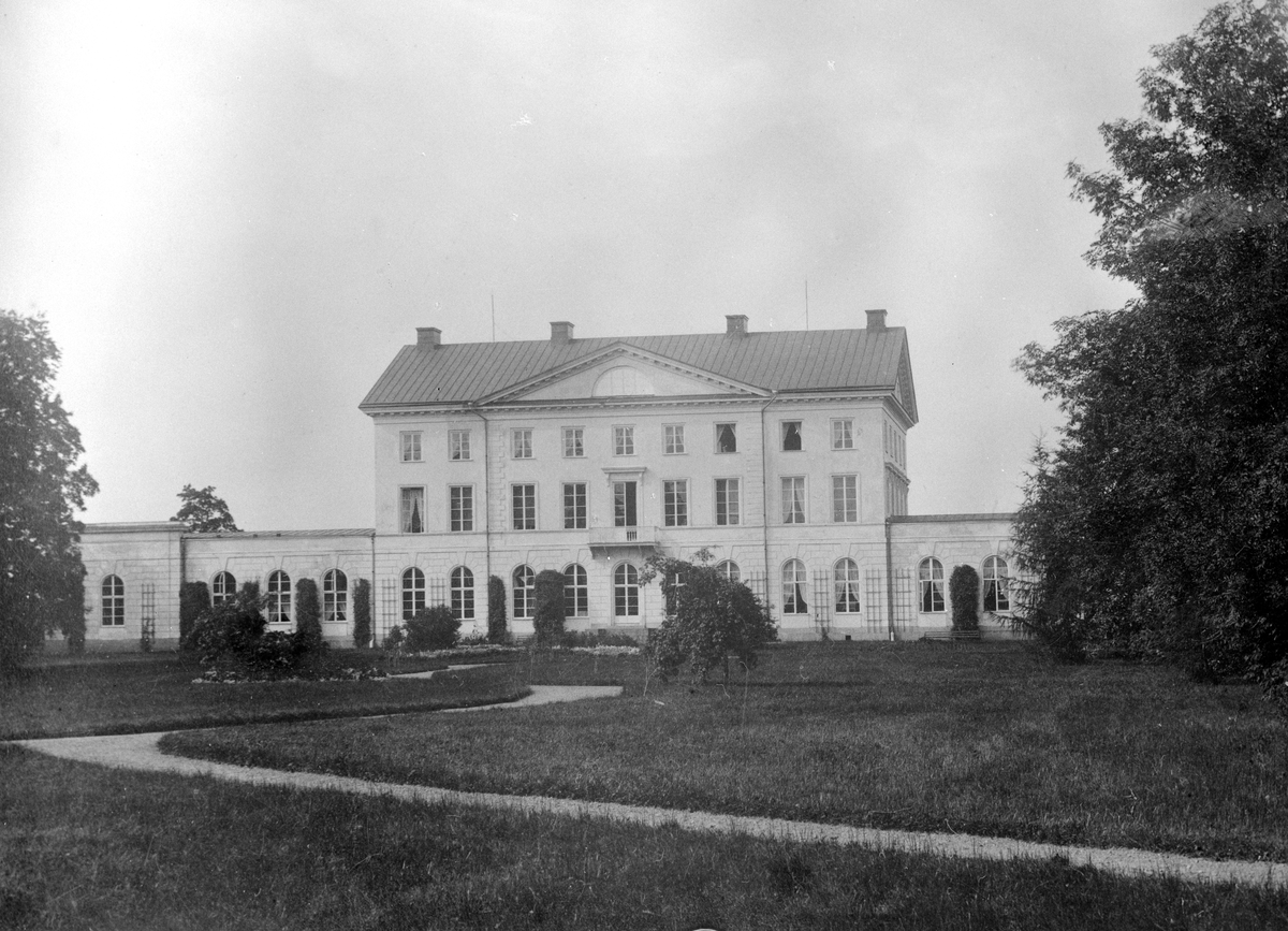Nya slottet på Bjärka Säby började byggas 1791 efter ritningar av Fredrik Magnus Piper. En ombyggnad skedde 1894-1898 av slottsarkitekten Agi Lindegren. Den höga takresningen som då gavs slottet skapade ett barockmässigt utseende. Fotografiet visar slottets ursprungliga utseende genom detta repro från 1921 av foto från 1872.