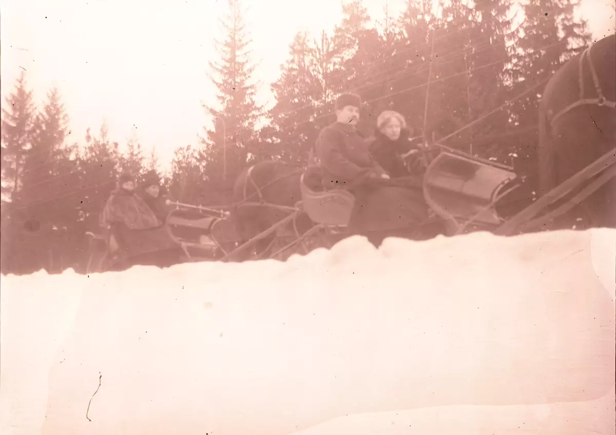 "På hemväg från Ensta. Februari 1904."
Fotot troligen taget av Axel Pehrson, sommargäst vid Sjöstugan, Sätra äng, Danderyd.