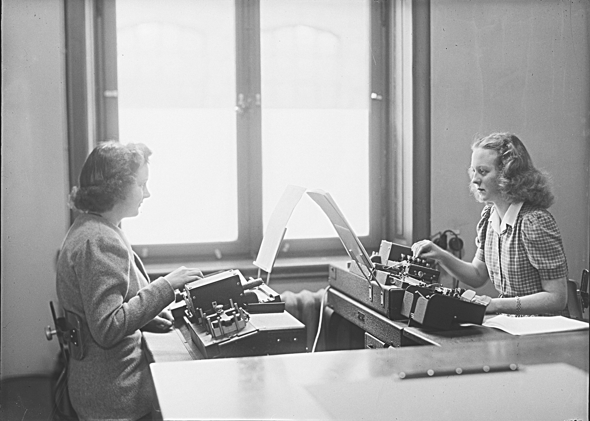 ASEA i Västerås. Två unga kvinnor under arbete.