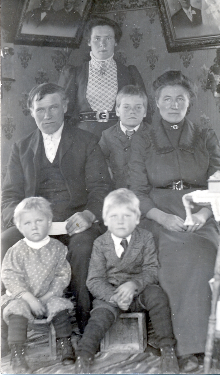 Ingvart og Johanna Iversen med familie. Tranøy Kommune.