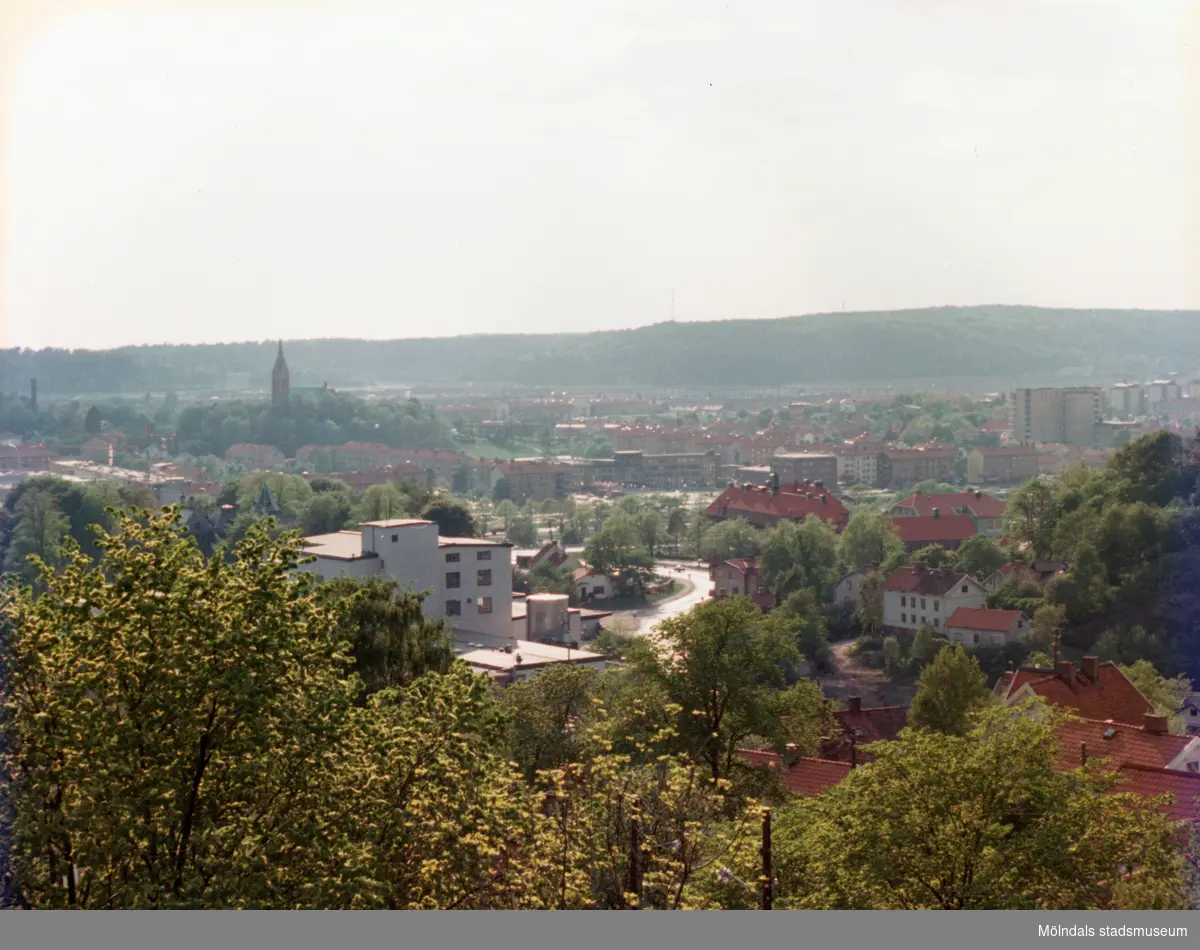 Utsikt från Lilla Glasberget mot de centrala delarna av Mölndal, omkring 1975-1980.