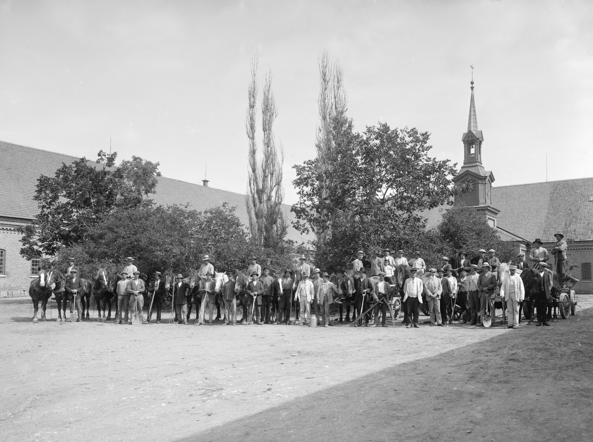 År 1882 flyttades Östergötlands läns lantbruksskola till Bjärka Säby. Från 1890 kompletterades skolan med en utbildning för mejerskor. Bilden visar 1918 års manliga elever inför dagens arbete.
