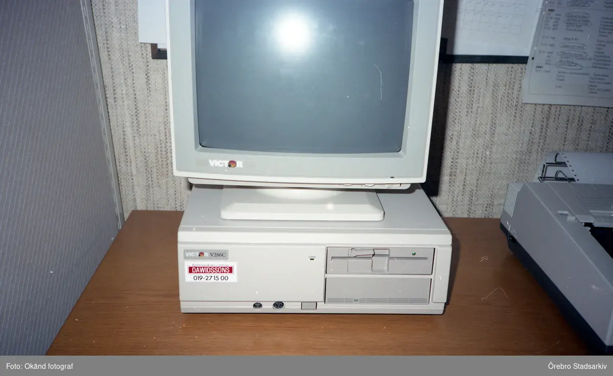 Dator med monitor på skrivbord