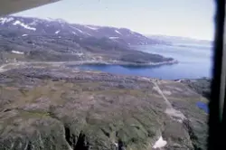 Bildet viser Strømsnes nærmest. Husklyngen i midten av bilde