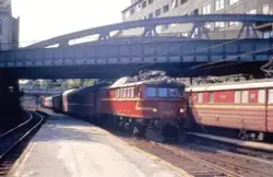 Elektrisk lokomotiv El 8 2071 med tomtog fra Drammen på Oslo