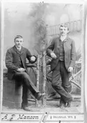 Portrett av to unge menn tatt i Wisconsin, USA, ca. 1880-190