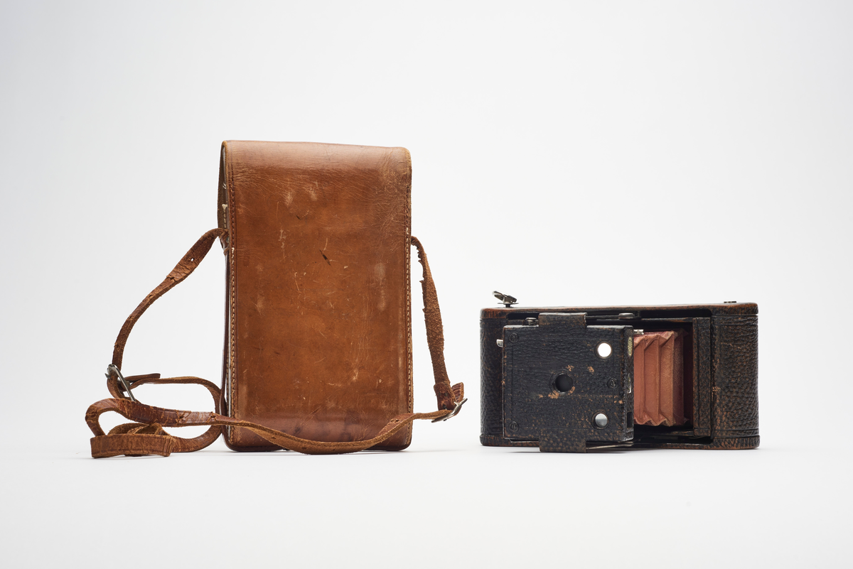 No. 1A Folding Pocket Kodak produsert i årene1899-1905. Kameraet var eid og anvendt av dronning Maud.