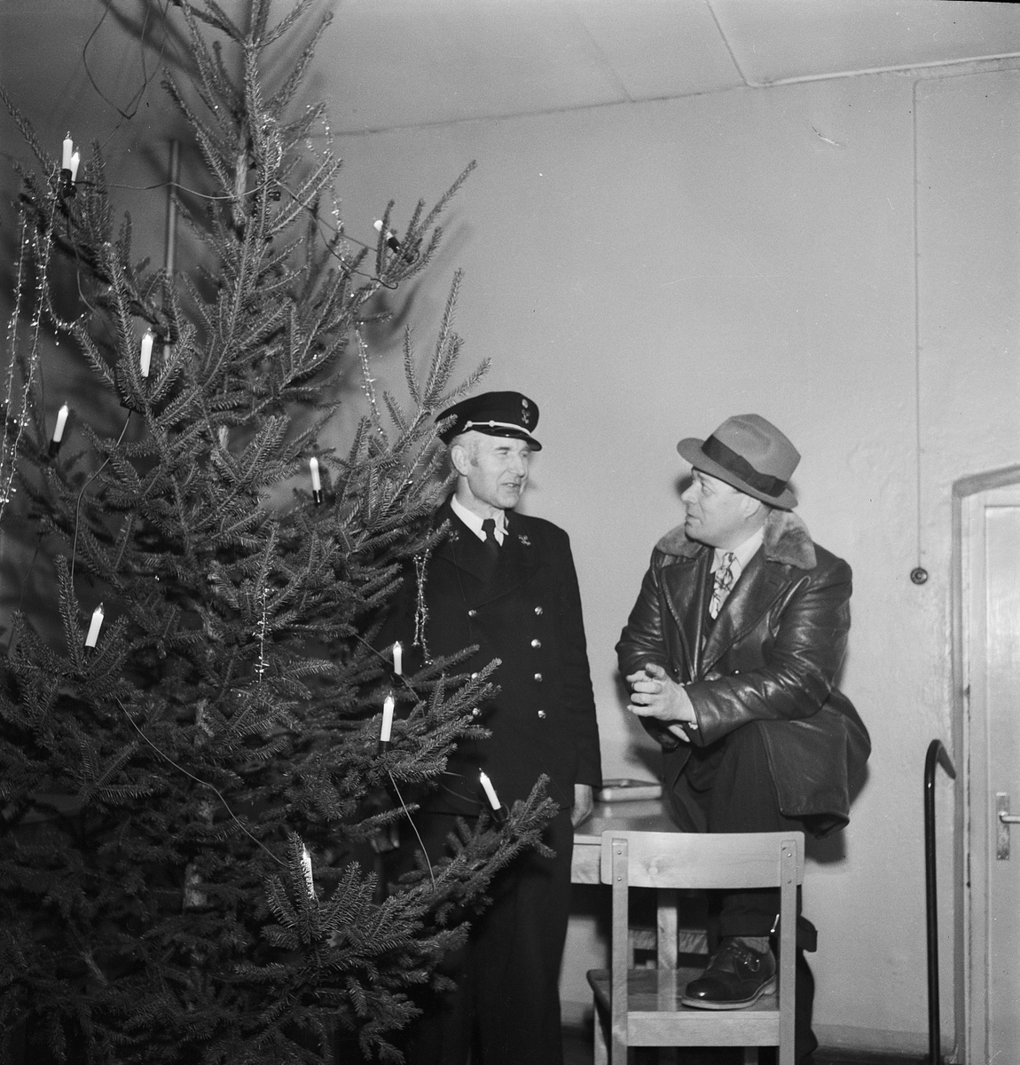 Två män vid julgran, Uppsala julen 1951