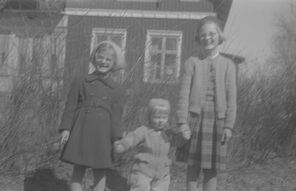 Sundlingbarnen, Lena, Staffam opch Berit framför hus.
