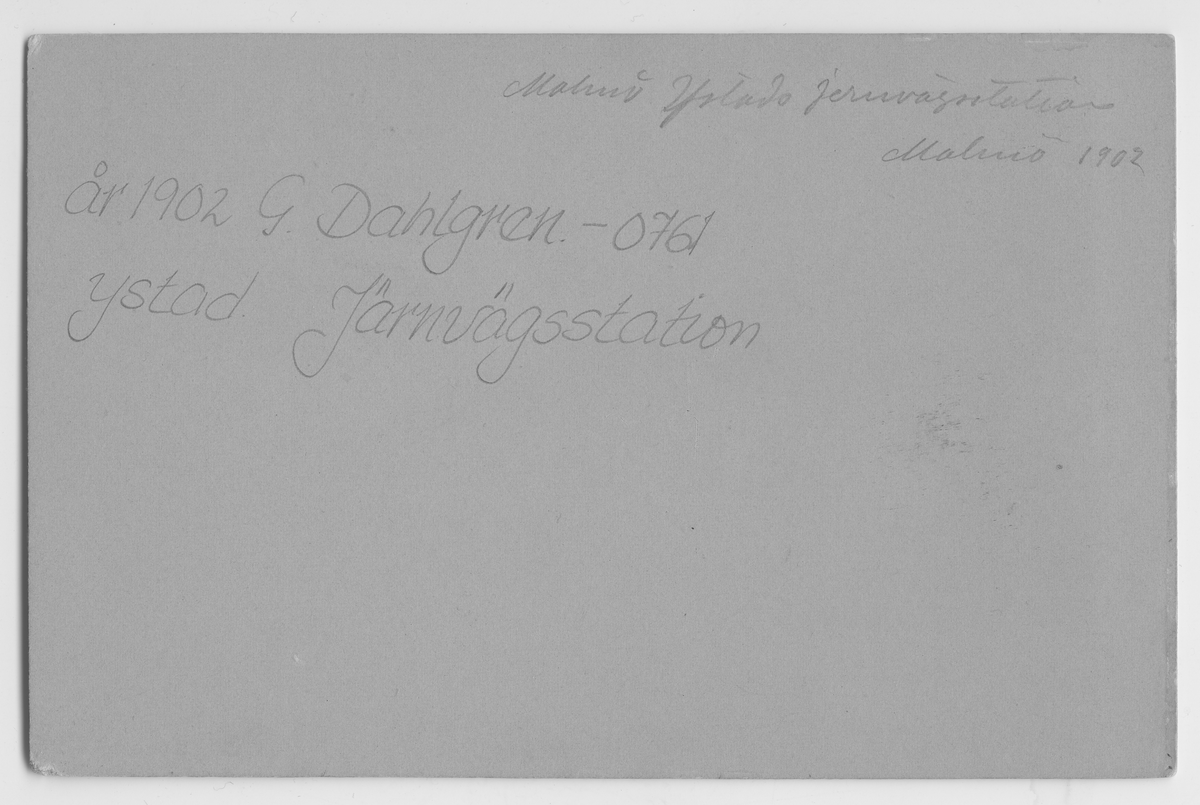 På kuvertet står följande information sammanställd vid museets första genomgång av materialet: Järnvägsstation.