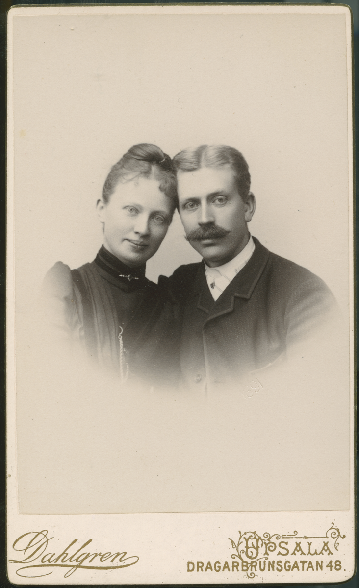 På kuvertet står följande information sammanställd vid museets första genomgång av materialet: Fotograf Alfred Dahlgren med Fru Ulla