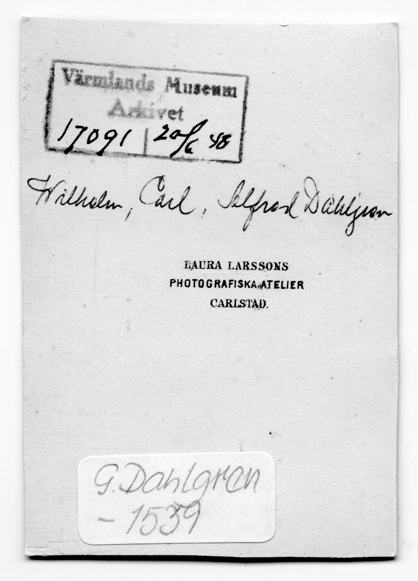På kuvertet står följande information sammanställd vid museets första genomgång av materialet: Barnporträtt Wilhelm, Carl o Alfred Dahlgren.