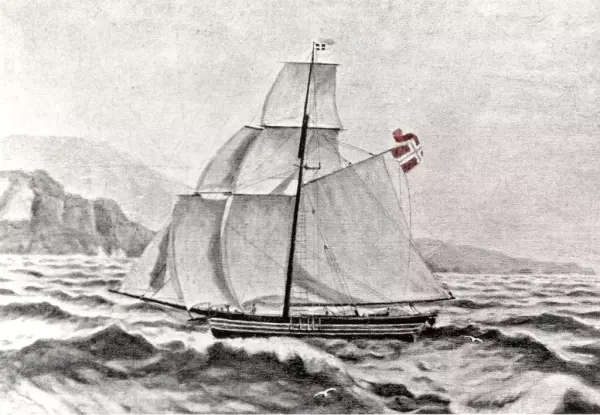 Bildet viser en seilbåt på havet. Seilbåten er gammel og det er litt bølger.