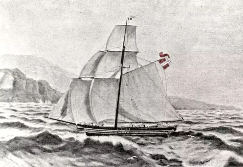 Bildet viser en seilbåt på havet. Seilbåten er gammel og det er litt bølger.