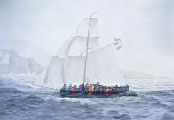 Bildet viser en seilbåt på havet. Seilbåten er gammel og det er litt bølger. Bildet begynner å gå over til en båt med flyktninger.