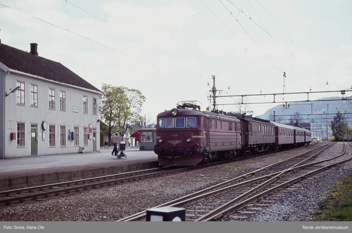 Elektrisk lokomotiv El 11 2101 med persontog fra Skien N til Oslo V, tog 806, på Sande stasjon