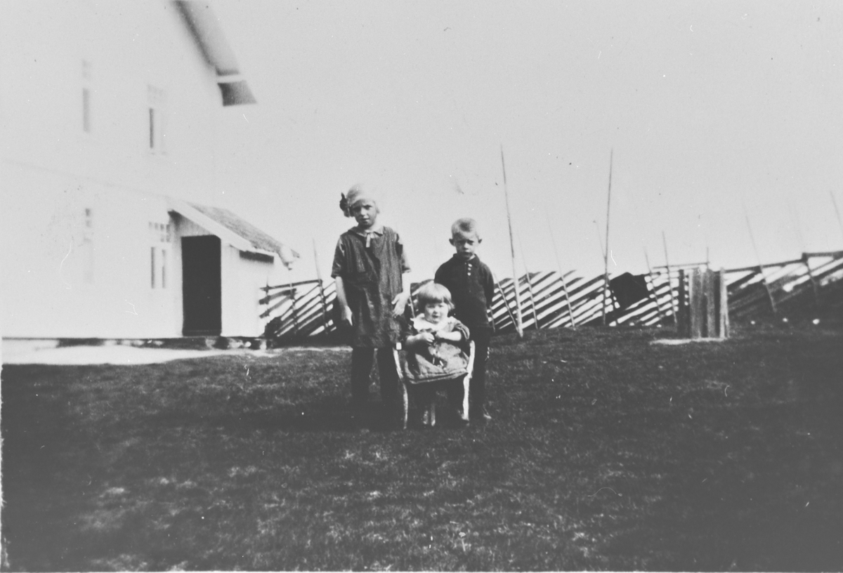 Kirsten, Solveig og Knut Eken på tunet, 1926.