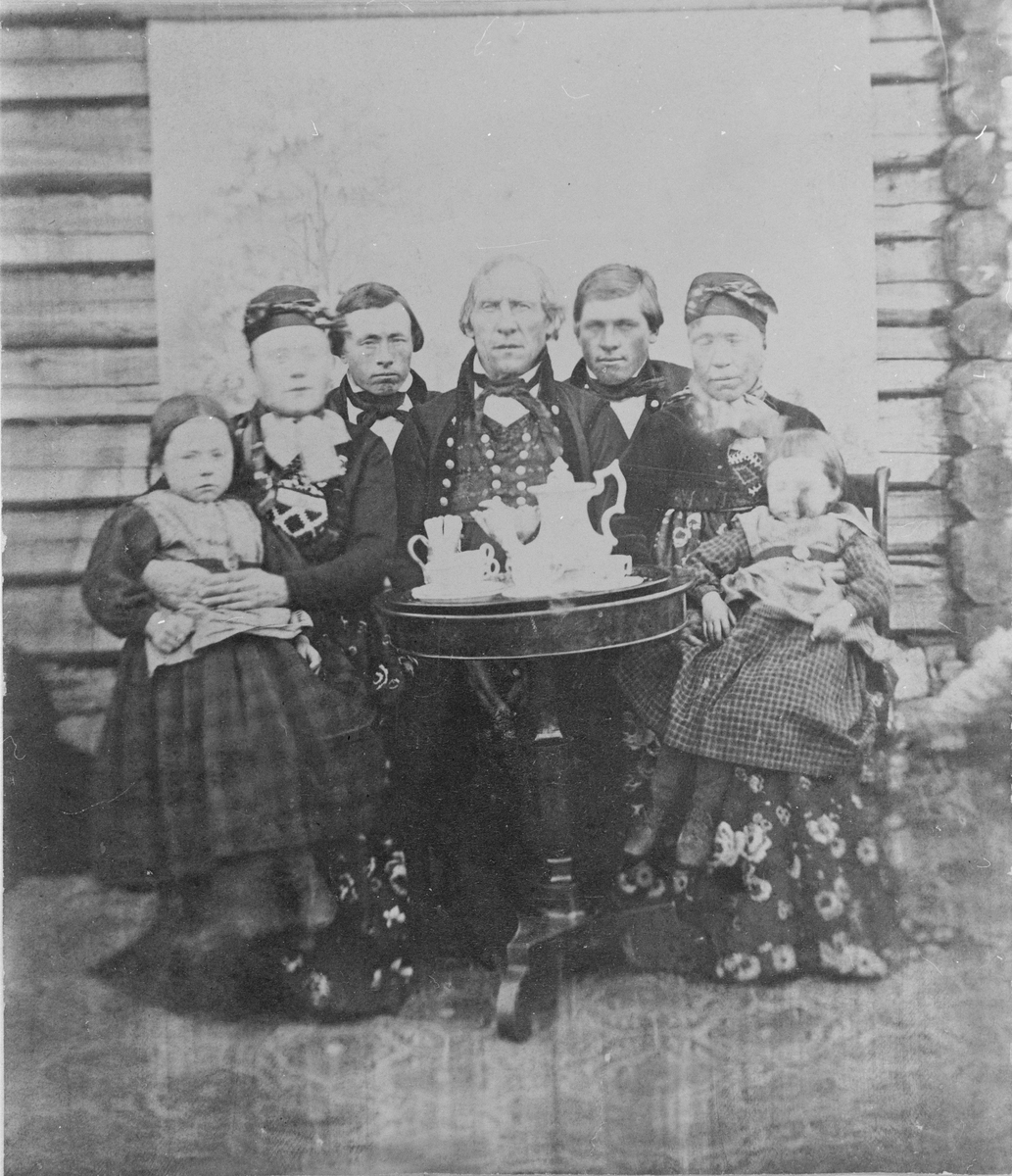 Familiegruppe på Vestre Eikje, omkring 1870. Fra venstre: Ragne Horne (f. Hoffart) på fanget til Kjersti Hoffart. Knut Hoffart, Steinar Strand, Knut S. Eken, Anne Strand (f. Eken) med Kristi Skistad (f. Hoffart) på fanget. 