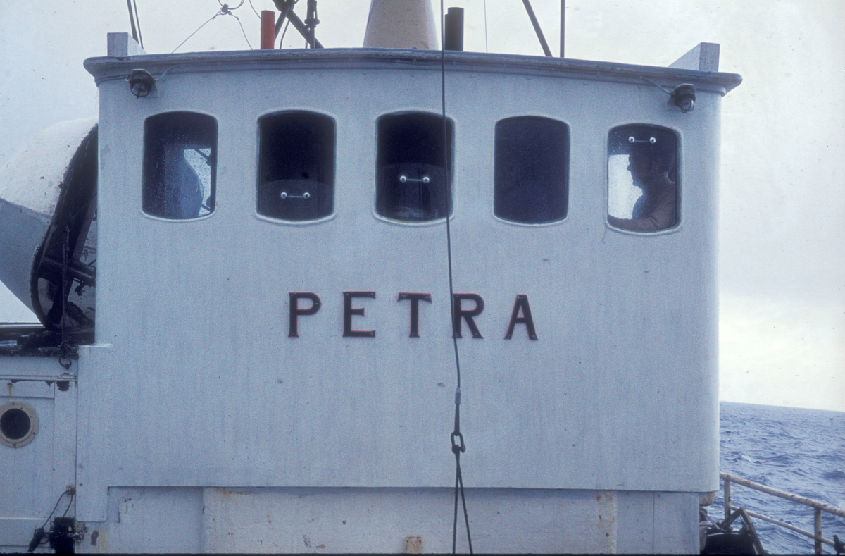 Båten Petra, bilde tatt på dekk mot styrhuset.