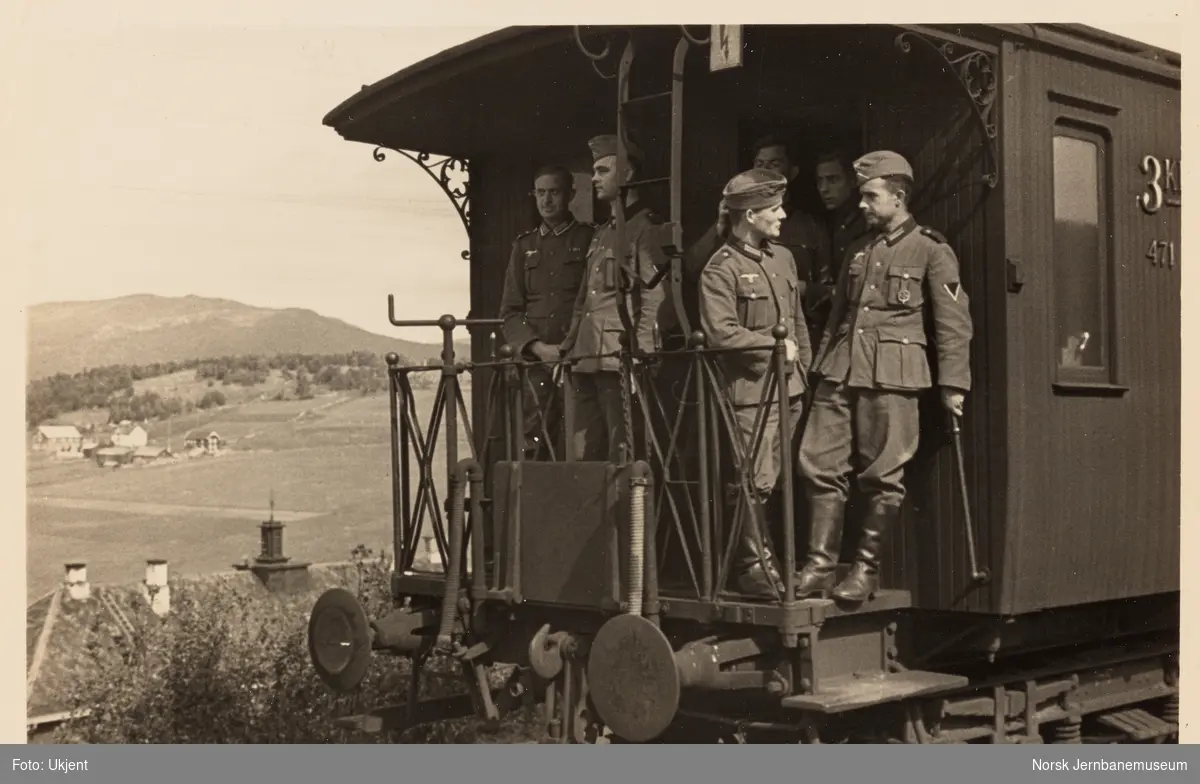 Tyske soldater på endeplattformen på personvogn litra BCo2b type 1 nr. 471 under opphold på Dombås stasjon
