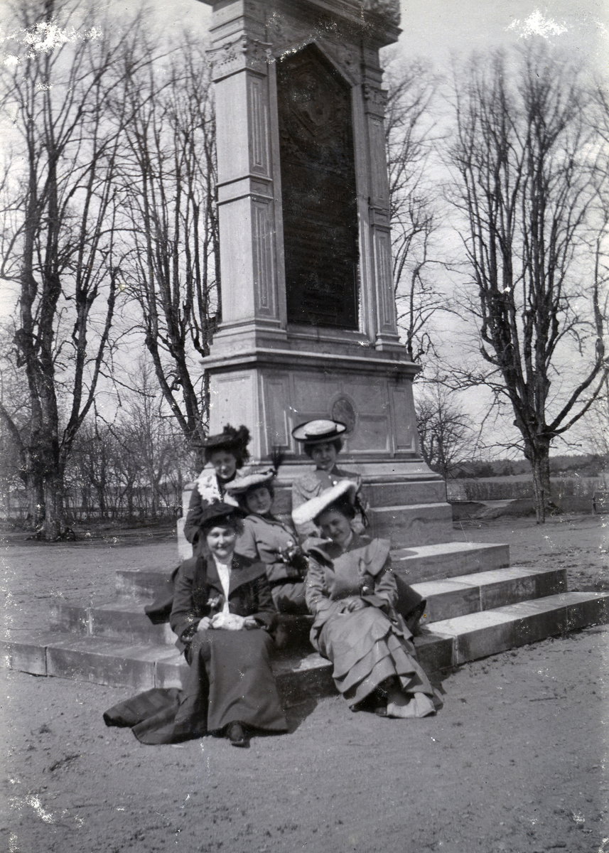 Gruppebilde, kviner.
I Skokloster slotts park 17. mai 1903.
Bilde er fra fotoalbum GM.036887.