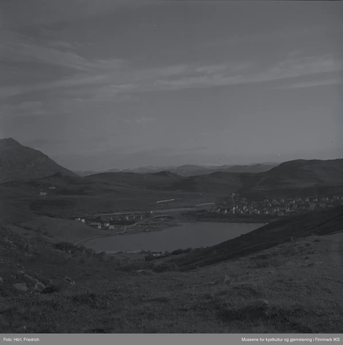 Utsikt over Storvannet i Hammerfest fotografert fra Sætergamdalen. Man ser bebyggelsen rundt elvemunningen, området som kalles for Tunnelbakken og Rairo. Man ser fjellet Tyven i bakgrunnen til venstre. Helt bakerst ser man Seilands fjell der det fortsatt ligger snø.