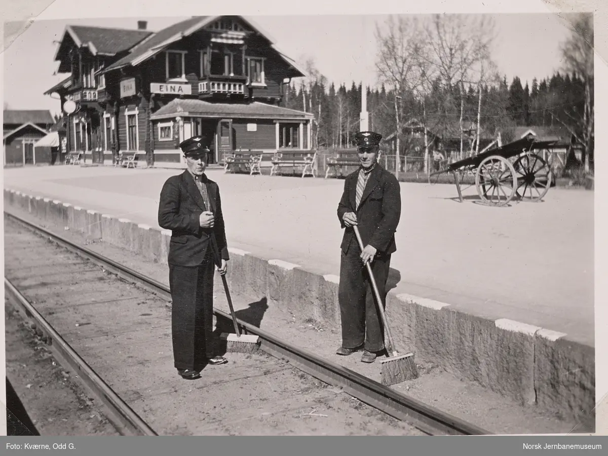 Stasjonsbetjenter i arbeid på Eina stasjon