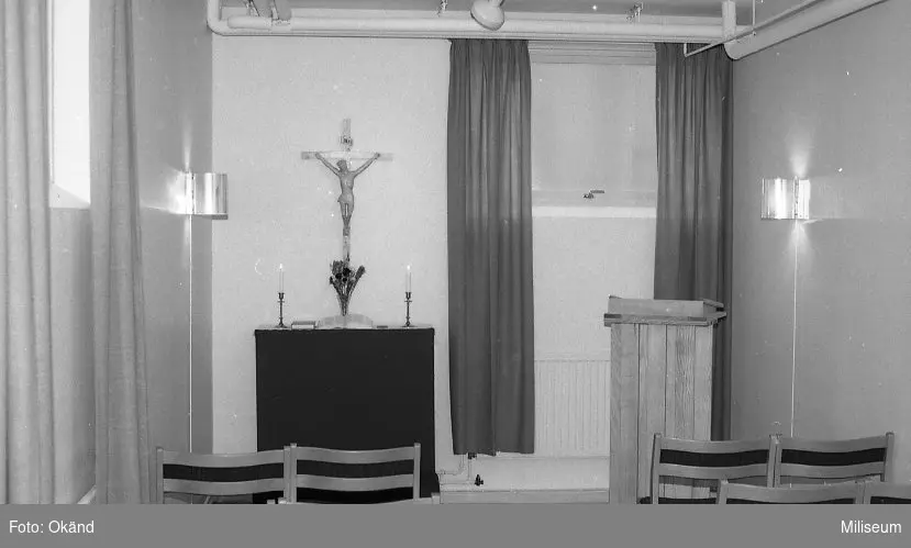 Kyrkoinventarier: Krucifix altare och predikstol.