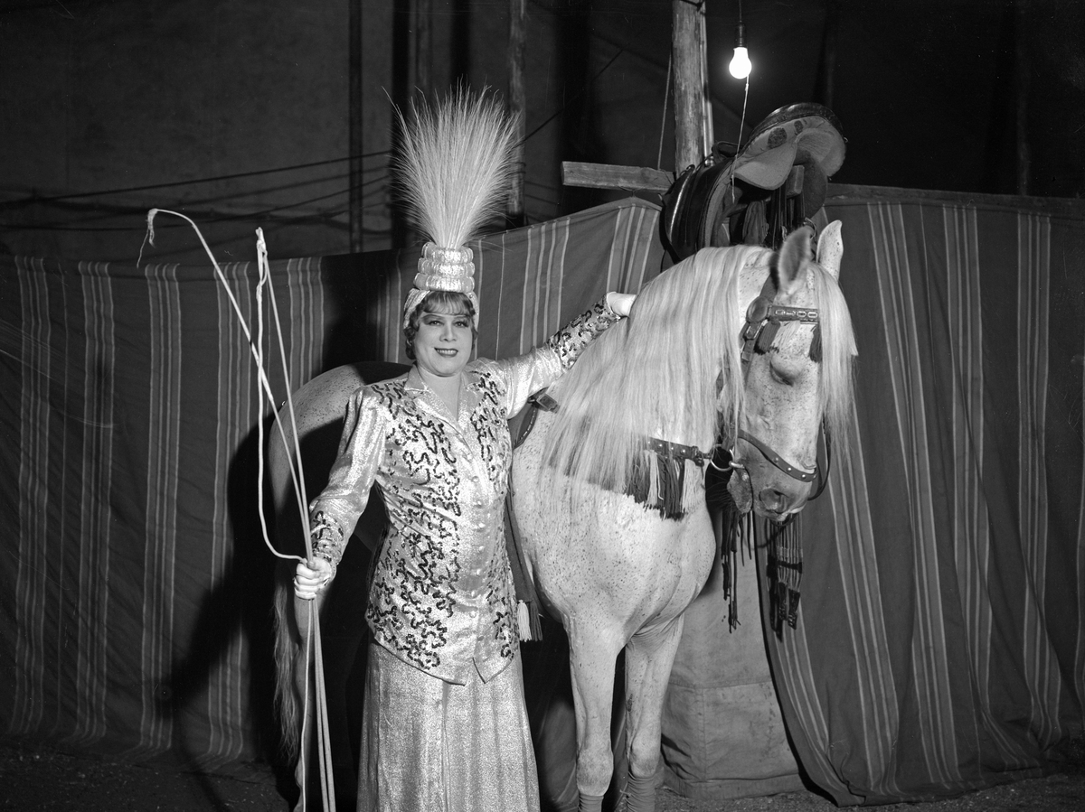 Porträtt av cirkusdirektör Baptista Mijares-Schreiber. Bilden tagen i samband med hennes föreställningar på Cirkus i Linköping 1943.