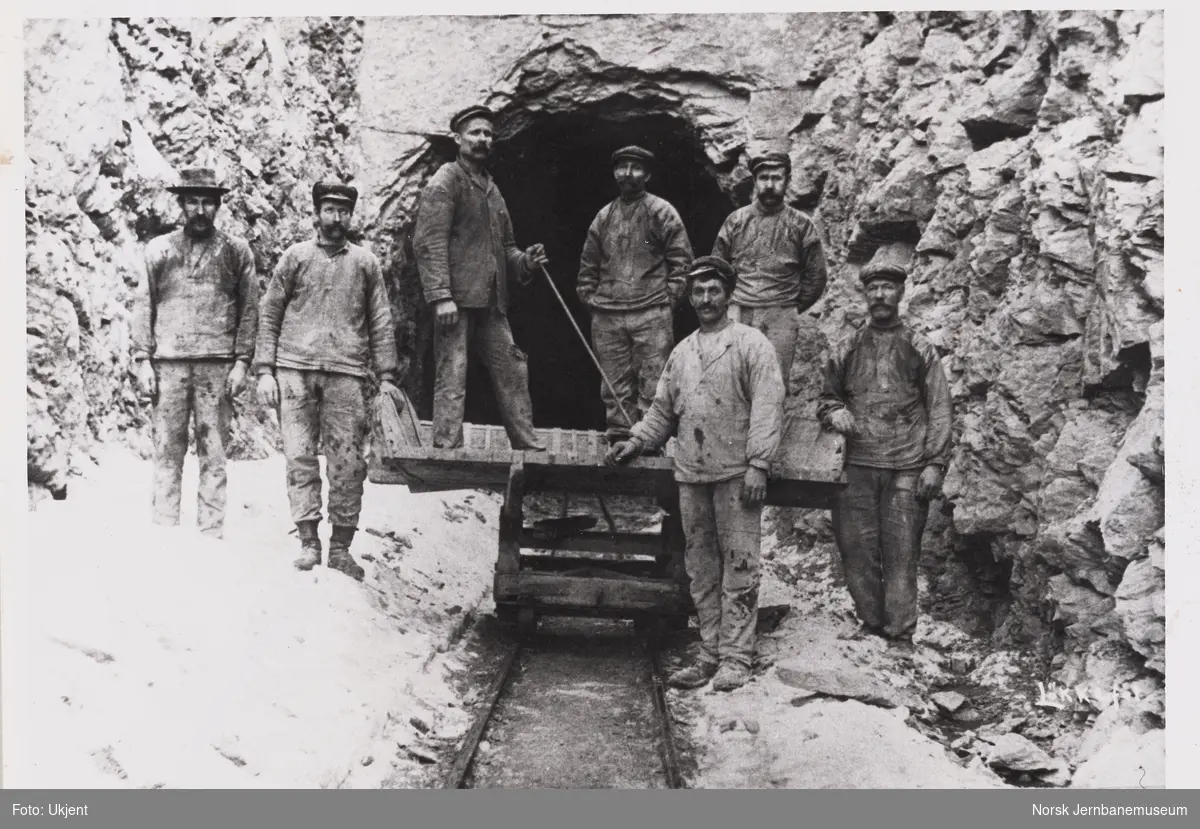 Anleggsarbeidere i vestre ende av Haversting tunnel
