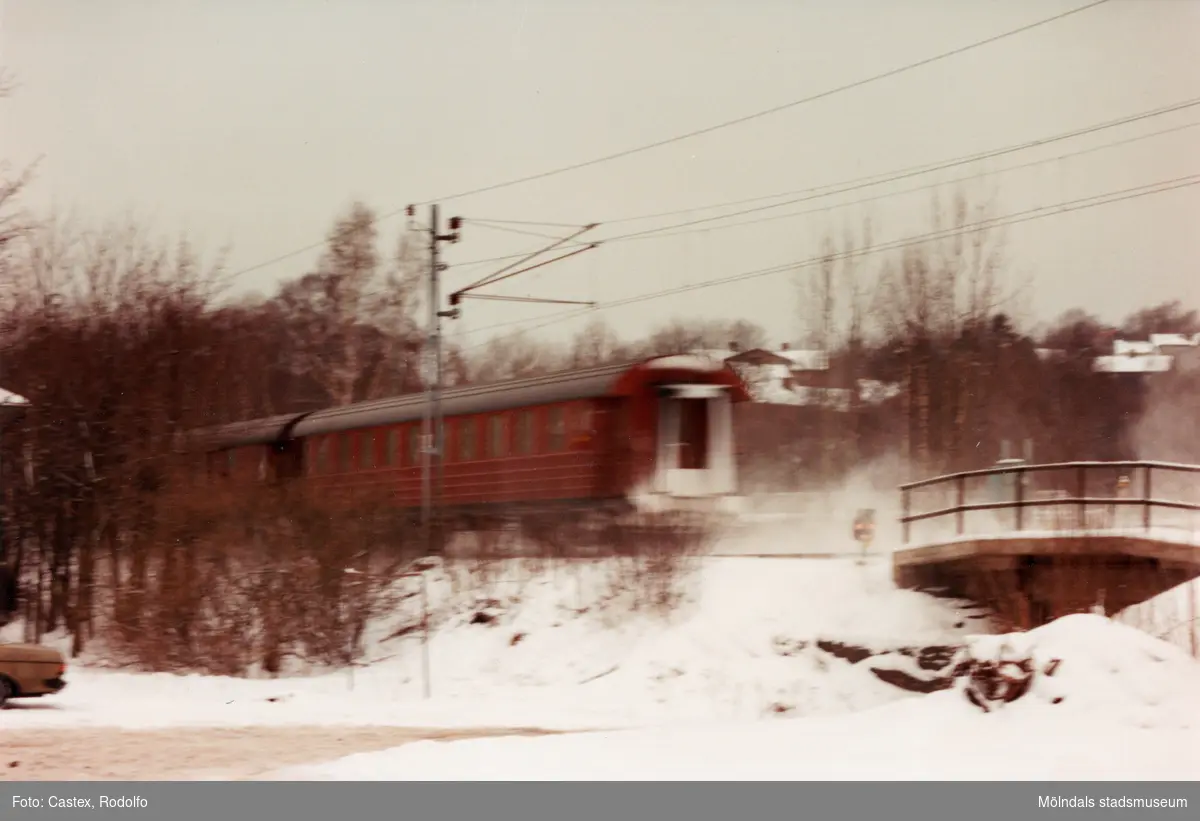 Ett tåg passerar Grevedämmet i Mölndal, januari 1984.