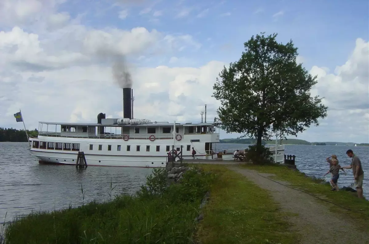 S/S Mariefred vid Näsby ångbåtsbrygga i Taxinge sommaren 2005 på den rutt som fartyget trafikerat sedan 1903 med korta uppehåll för reparationer.