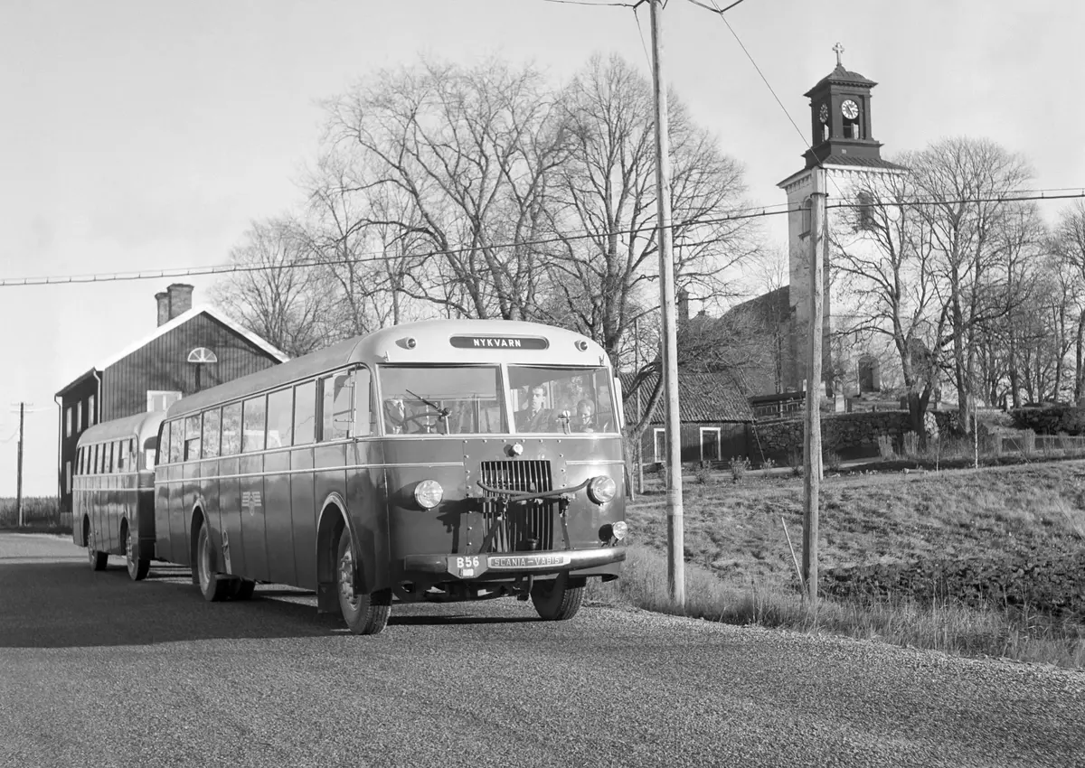 Wallins buss vid Turinge kyrka. Bussen med släpvagn tog 109 passagerare, varav 45 i släpvagnen. Bussen är en av två Scania-Vabis modell B22 i Isac Wallins ägo och var tillverkade 1946 respektive 1948. Släpbussen tillverkades av Molinverken i Eskilstuna. Ekipaget var ett av Sveriges längsta.

Bilden från Scanias bildarkiv