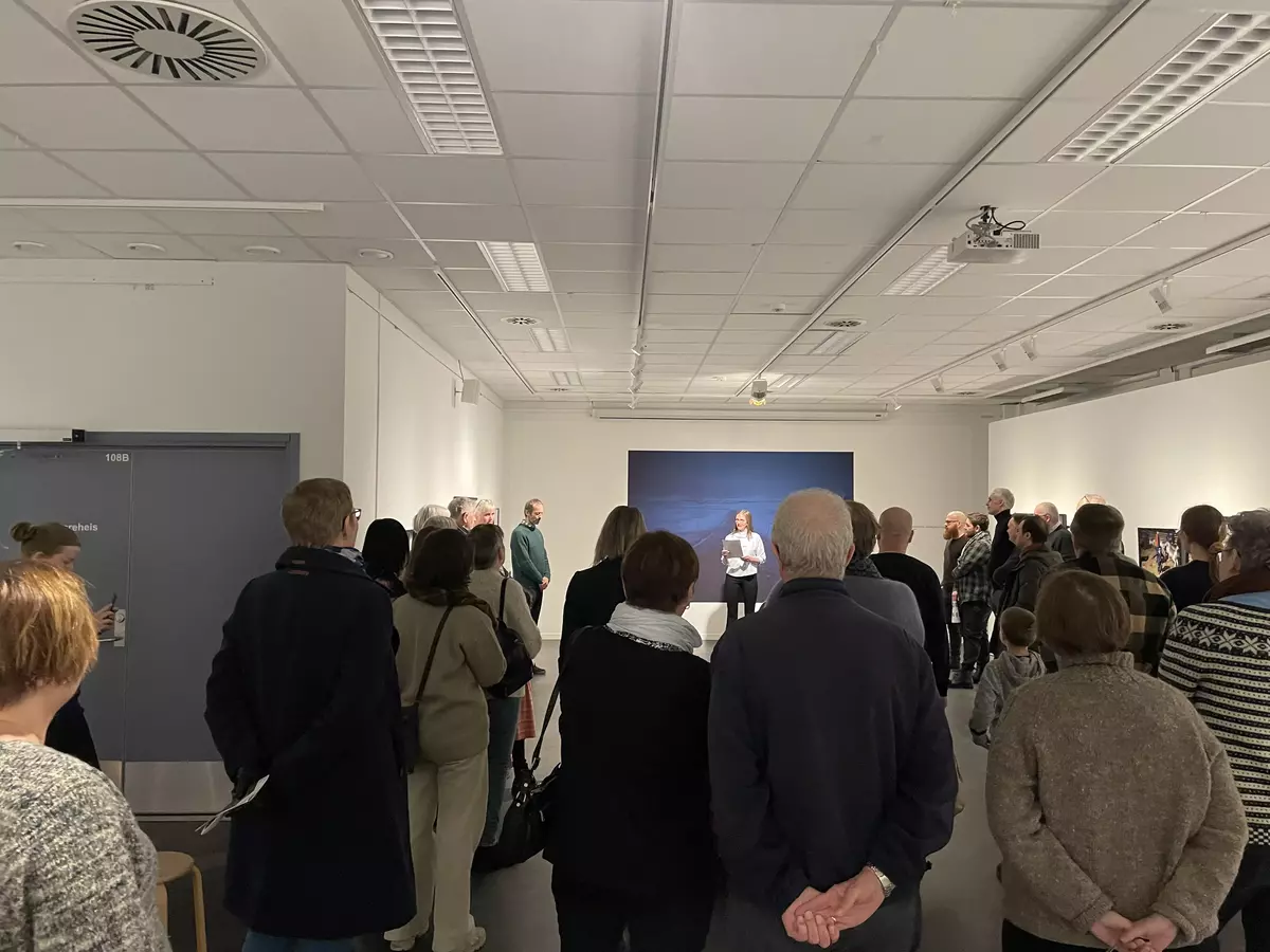 Folkemengde samlet under åpning av utstillingen "Frigjøring og gjenreisning: portrett av et fylke" av Ingerid Jordal.
