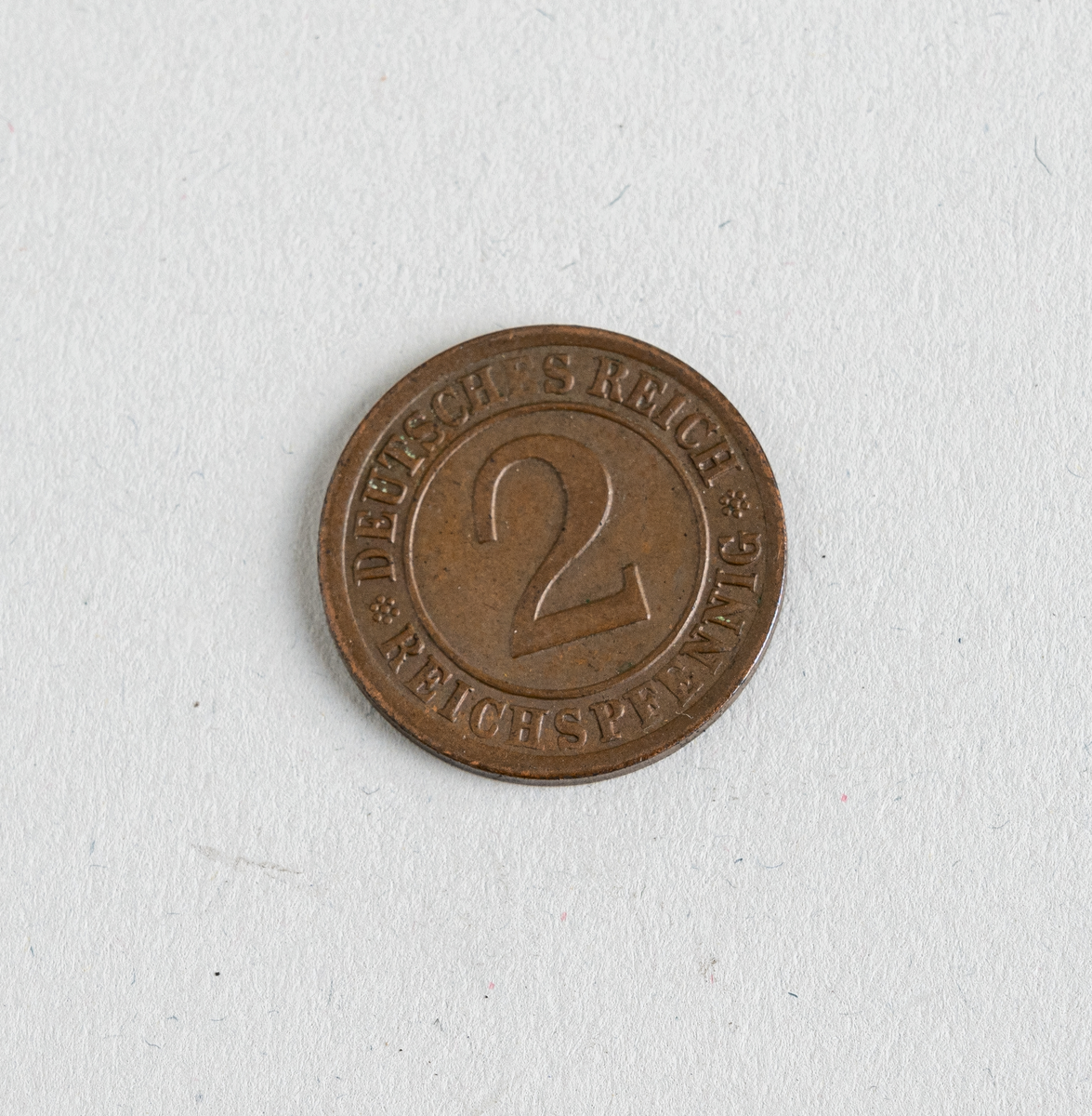 En tysk 2-reichspfennig fra 1924. Mynten er laget av bronse. På den ene siden er det informasjon om valør og utsteder. På den andre siden er et nek av hvete med årstallet 1924. Denne mynten var en standard sirkulasjonsmynt i perioden 1923-1936.