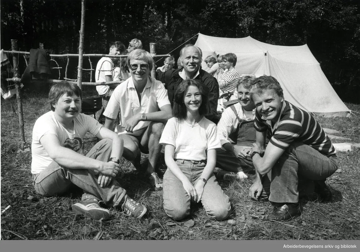 AUF- leir på Utøya i juli 1983. Fra venstre: Leif Tversetth (Salangen i Troms), AUF-leder Egil Knudsen, Thorvald Stoltenberg, Wenche Schjønberg (Oslo AUF), Leif Hollander (Finland) og Einar Førde.